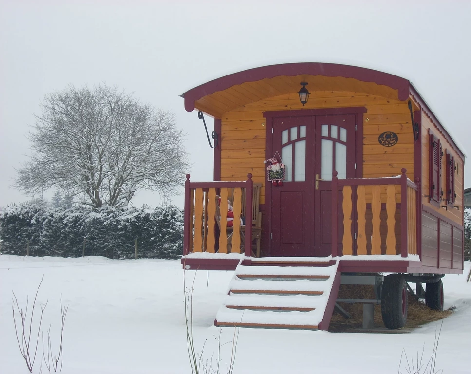 Roulotte sous la neige